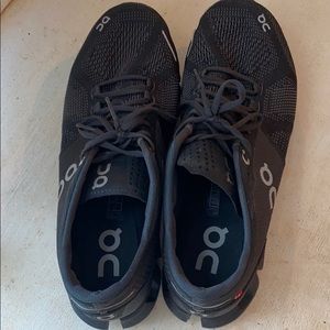 On running sneaker (cloud X)